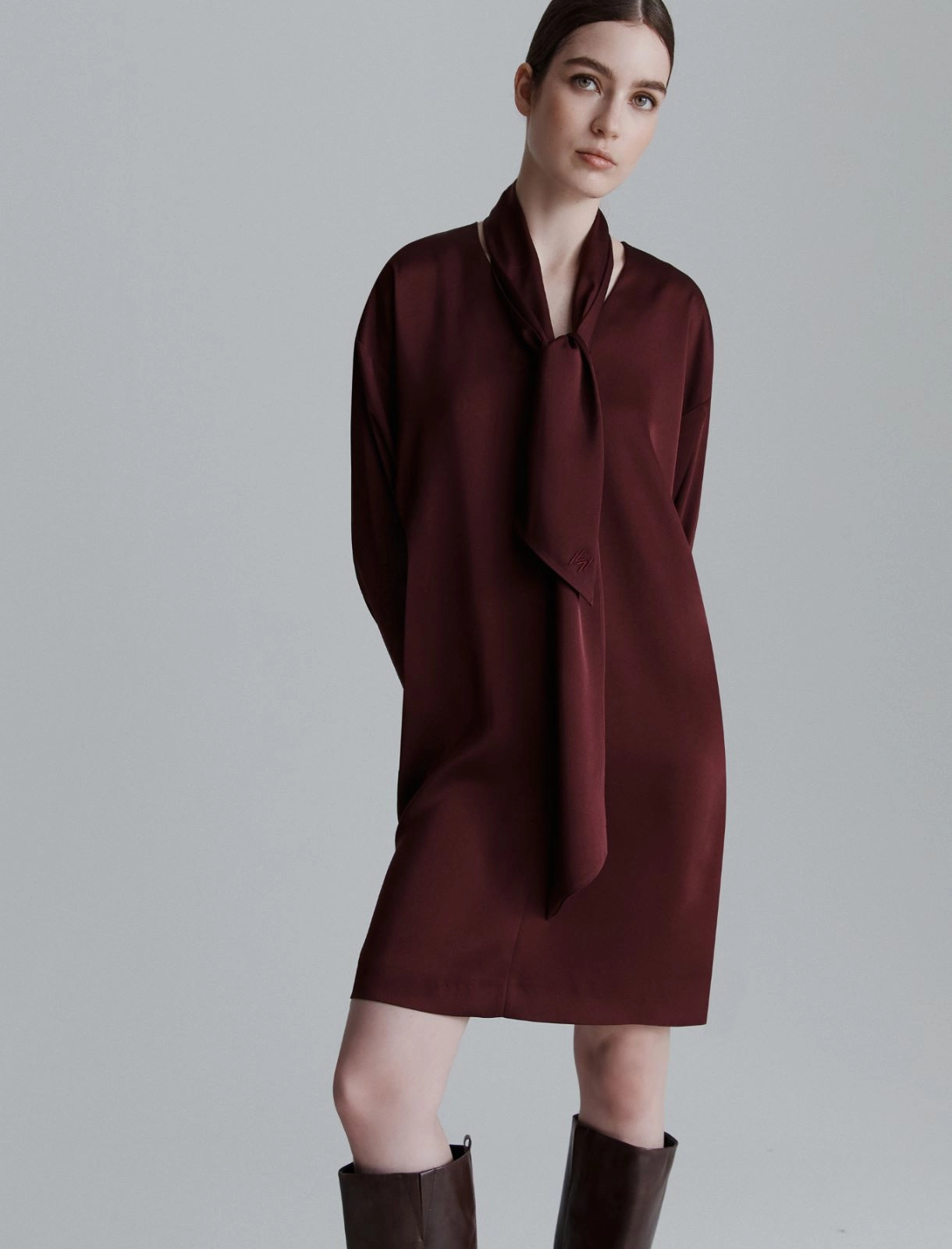 V-Neck Sheeny Shift Dress with Side Pockets and Incorporated Stole – Marella